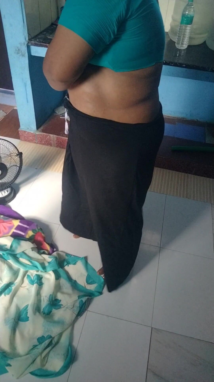 Tamil lesbian: MAKCIK MILF besar Memakai Saree
