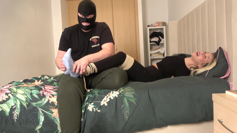 Latina Fetish: Dilemma della spazzola per capelli di latina e lilly: tormento...