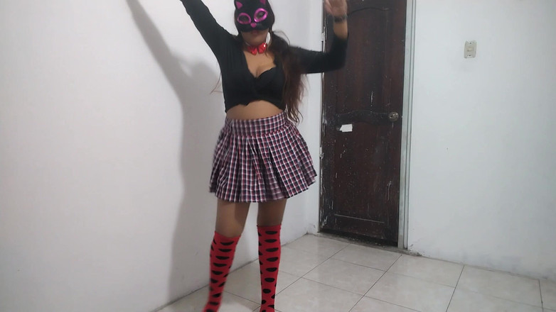 NEGRITA SEXY: Prsatá studentka tančí sexy v jejím bytě 18letá brunetka