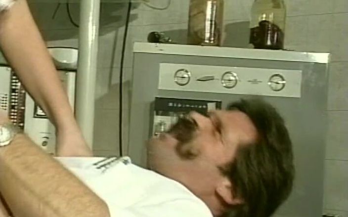 Vintage Lust: Збуджена повія займається оральним сексом і глибоко трахається No5
