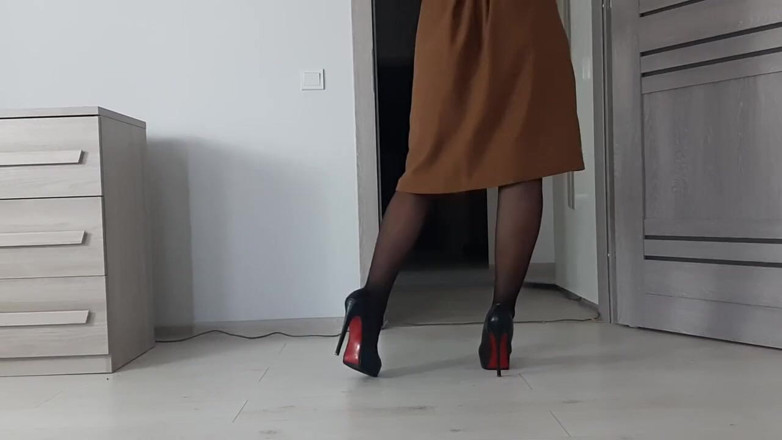 Hot Wife Nikole: ハイヒールのシームレスタイツのほっそりしたブルネットが誘惑します。