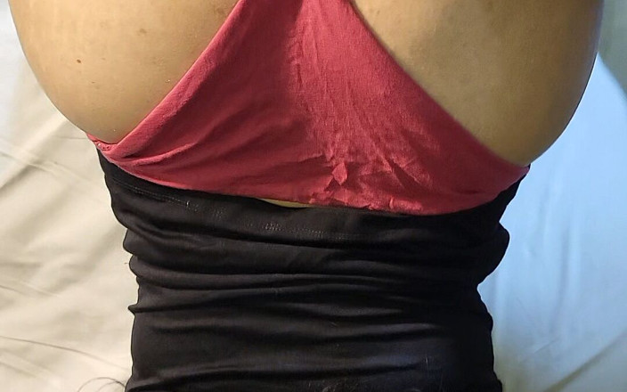 Hardcore Lover: Ma demi-sœur enlève son short pour montrer son gros cul...