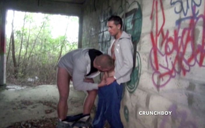 Crunch Boy: Unschuldiger junger typ im freien von bären-brocken gefickt