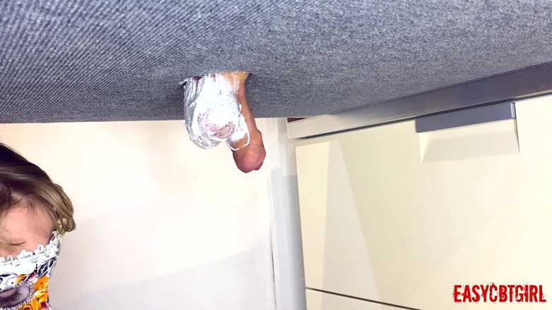 AnnyCandyPainboy: Госпожа бреет яйца своей рабыни на доильном совете Easycbtgirl