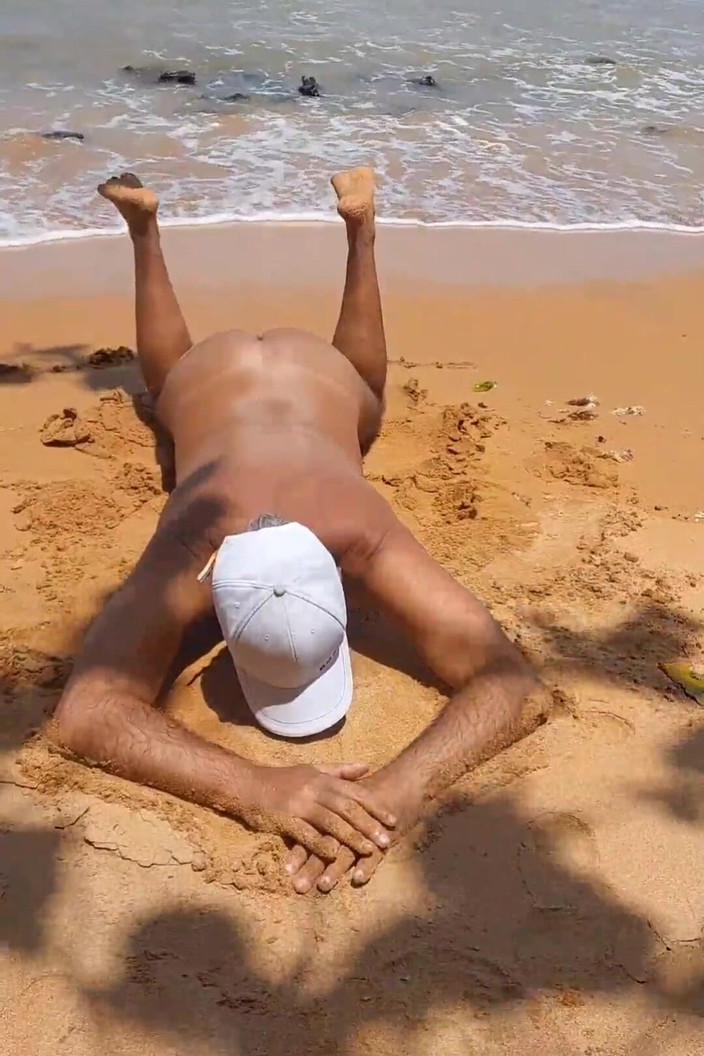 Ladysilvas: Ледісільва демонструє свою гарячу дупу на пляжі голою