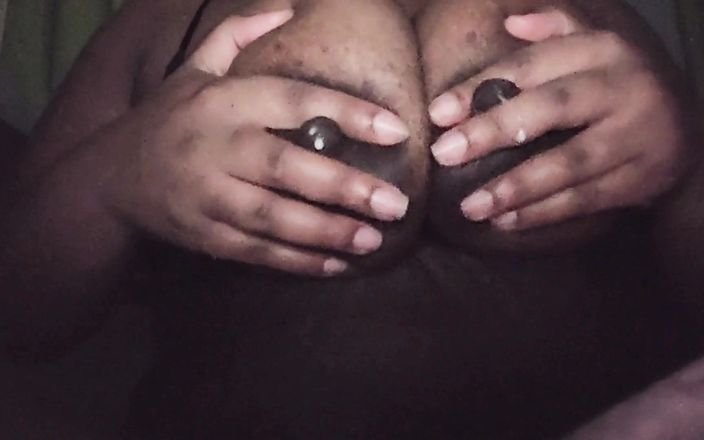 Super sexy ebony cuties: 摇晃我的大胸部扭曲我的哺乳期