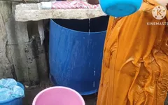 Vợ nội trợ Ấn Độ tắm bên ngoài