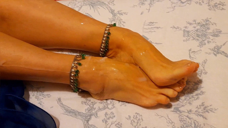 Selena701: Selena позирует и наполняется сливками со спермой