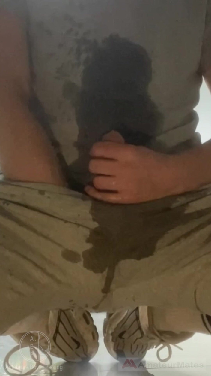 AmateurBoysPissing: Cowok amatir dengan sepatu kets lagi asik muasin dirinya sendiri...