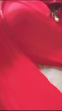 Indígena gay crossdresser xxx em saree vermelho dedilhado em sua bunda