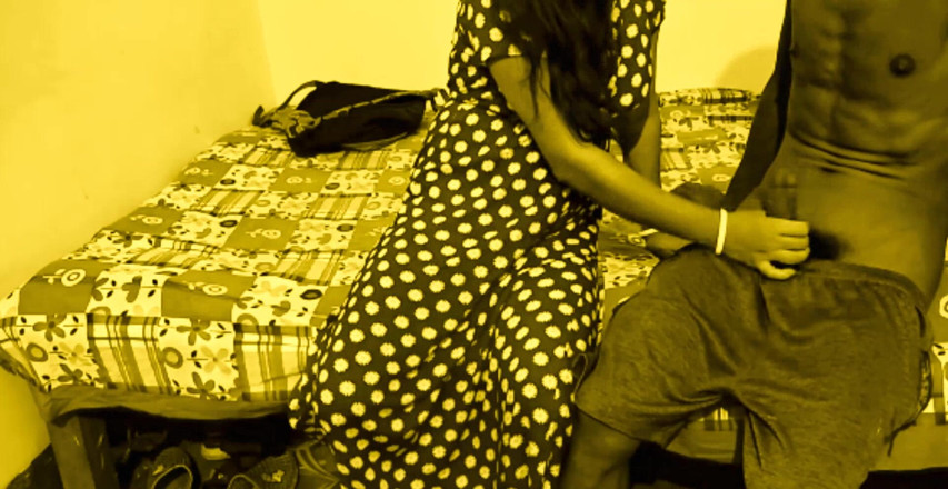 Teensex: हॉट टीचर बड़े स्तनों वाली अपनी छात्रा को अपने स्तनों को मोटरबोट करने देती है।