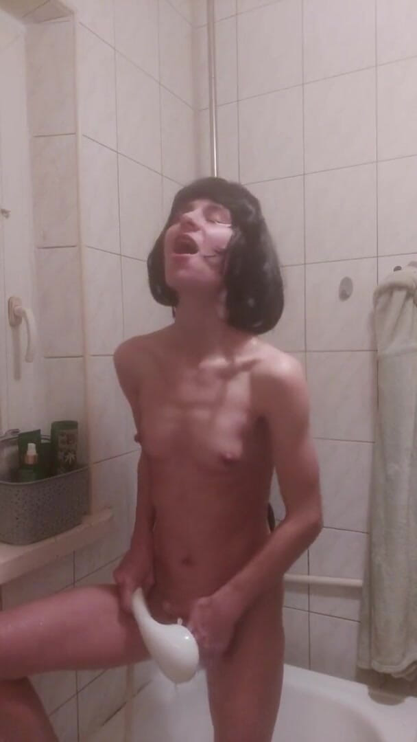 Wet Pussy Fuck: A Polish Teenager Masturbates in the Shower with Loud Orgasm