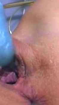 Tóc vàng trưởng thành vixen deepthroats dương vật giả và ngón tay ngâm âm hộ