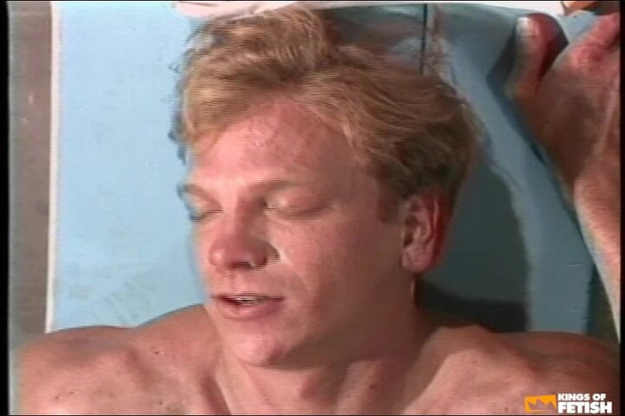 Gay Diaries: Trei tipi își fut cururile și gura în vestiar