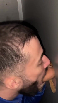 Il gay si diverte al gloryhole con un succhiacazzi