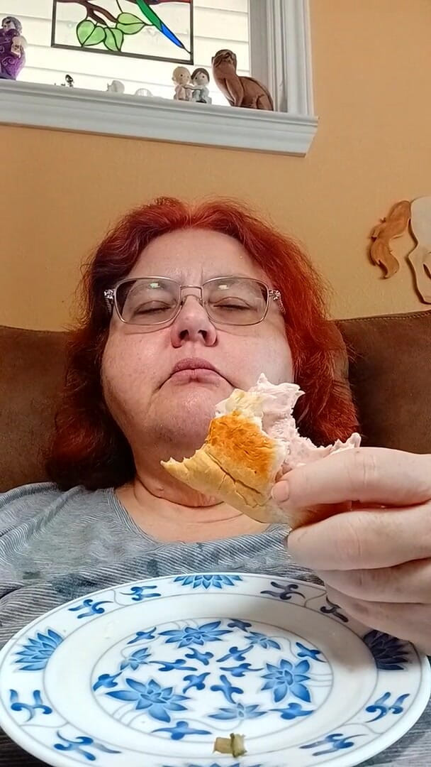 BBW nurse Vicki adventures with friends: Comendo um rolo de sanduíche de Bolo para a garota...