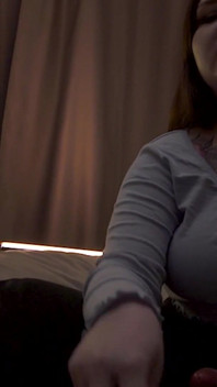 Kıyafetlerle mastürbasyon için talimatlar, hanımefendinin ayaklarına ve strap-on'ına tapın.