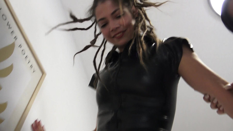 Femdom Austria: 양말 여자들은 그를 짓밟고 양말 신고 짜고 싶어 해!