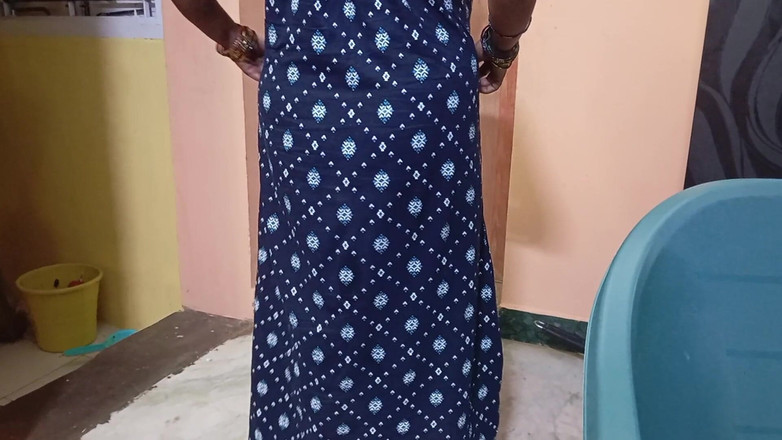 BeautyAnu: India tetona tía camina