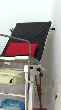 Olgun jinekoz - kameralı yaşlı edepsiz doktor kadın hastalarını kaydediyor