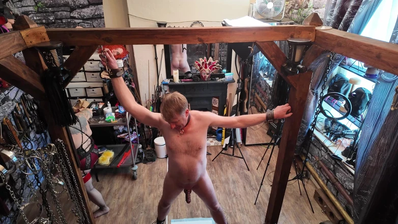 The Izars: Stăpâna Izar își duce sclavul în temniță