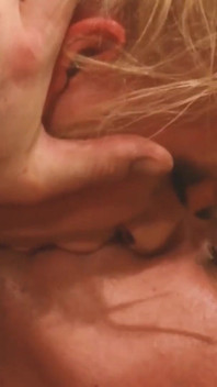Zlatá potěšení Scéna-3_beautiful Blondýnka v sexy prádle si užívá šukání ve stoje