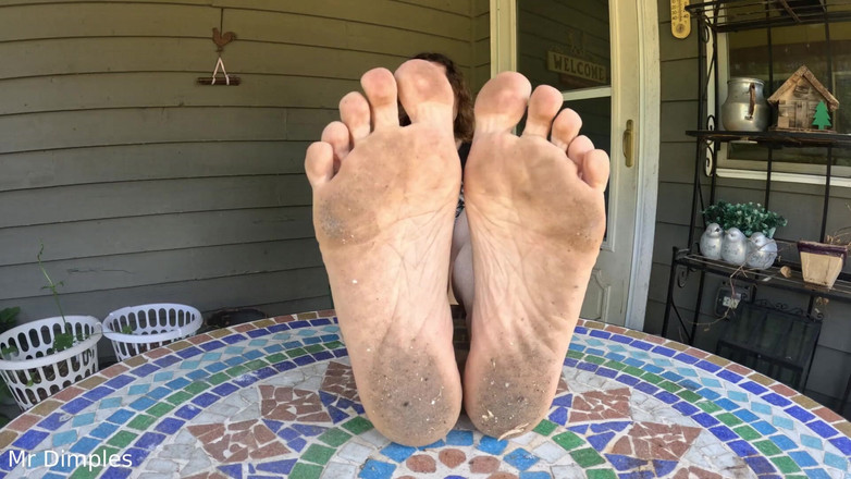Mr Dimples: Mostrando Mis Pies Sucios