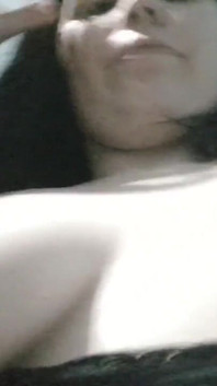 O uriașă sexy se joacă cu țâțele ei