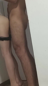他射在我苗条的身体里，站着穿着性感内衣。