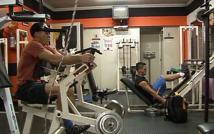 Bareback TV: 肌肉发达的家伙在健身房里互相啪