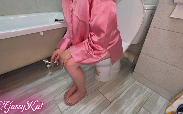 GassyKat: Cewek sange ini lagi asik kentut di toilet sambil merokok