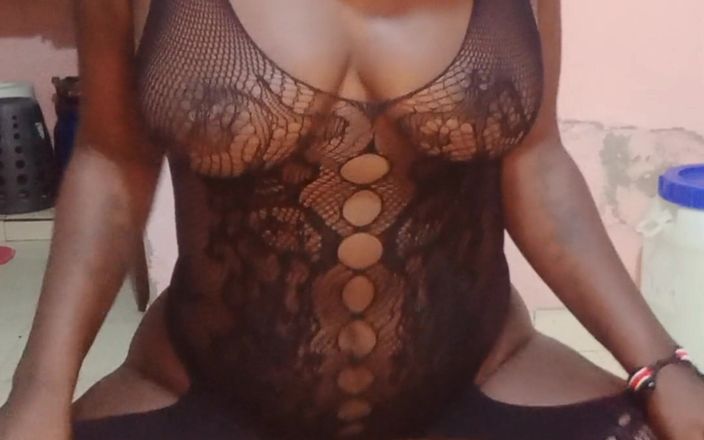 Super sexy ebony cuties: सेक्सी फिशनेट पोशाक में टेबल पर उछलना