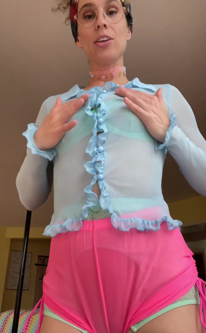 VibeWithMommy: 大晦日おめでとうございます!今夜はプレイパーティーに参加し、明日はファミリータイムに行きます!助けてほしい