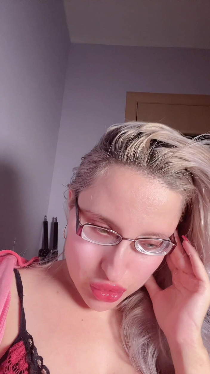 FinDom Goaldigger: Твоя жена ничто, потому что ты влюблен в Вратаря Диндома. Ритуал не до оргазма в больших мясистых очках и красных больших губах.