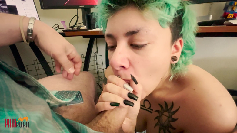 PNW Porn: Sání ptáka polyká masivní nálož, zatímco táta pracuje