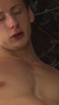 Exclusieve video zonder condoom: ik liet mijn hete vriend mijn kont in het bad neuken