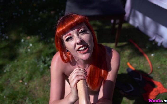 Wank it Now: Auburn Fox se corre en el jardín: pt2