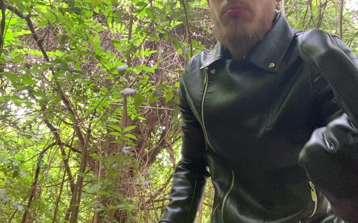 Hunky time: Шкіряна домінантна сигарета курить