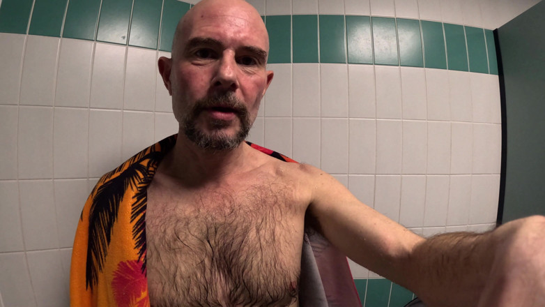 Rockardglans: Dilf bollente grande cazzo si masturba in piscina cambiando spogliatoio