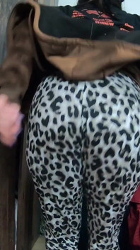 Homewear twerk Tease - 大屁股摇晃和没穿内裤的振动