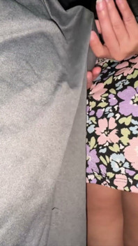 Una Mujer De Gran Culo Toca El Pene Erecto De Un Extraño. Mostrando Polla!!