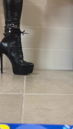 Celiasm: Chaussette Latex Enfermé Dans Haut Talon