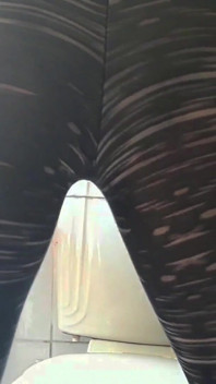Ich wickele meine binde im badezimmer um