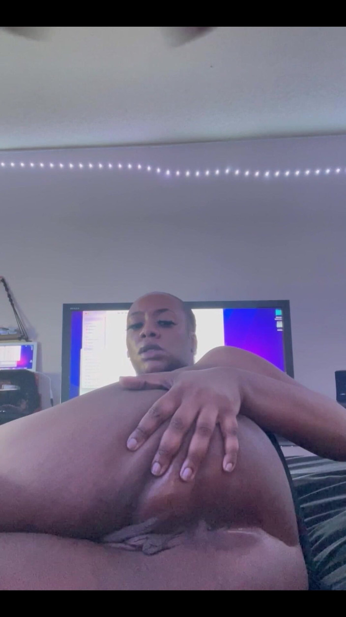 Harley Harper: Masukin kepalamu ke bawah rokku?