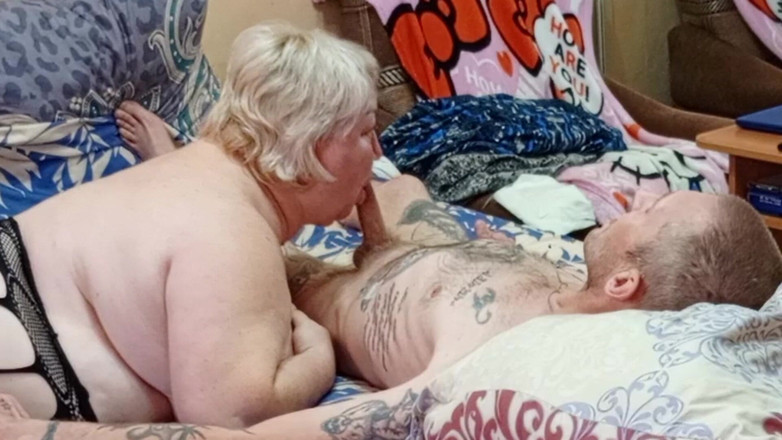 Zona901: Madrastra vacía mis bolas de semen haciendo una mamada profunda...