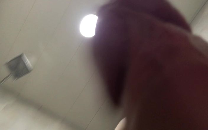 Specialgogo records: Baño masturbándose