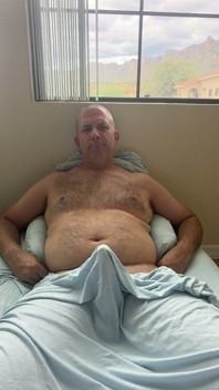 Duke Silver geçen gün seksi bir şekilde sırtını burkuyor