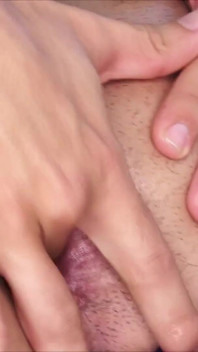 Un cul latin sexy s'enfile un gode