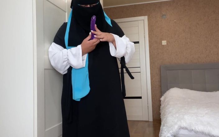Lux Eva: Arabische vrouw in hijab vond een seksspeeltje tijdens het schoonmaken...