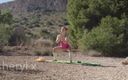 Sheryl X: Yoga ngoài trời trong quần tất trong rừng
